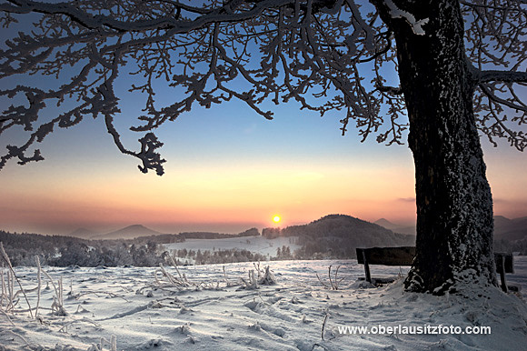 Foto von Peter Hennig PIXELWERKSTATT Winterlandschaft bei Krompach (Tschechien) mit untergehender Sonne